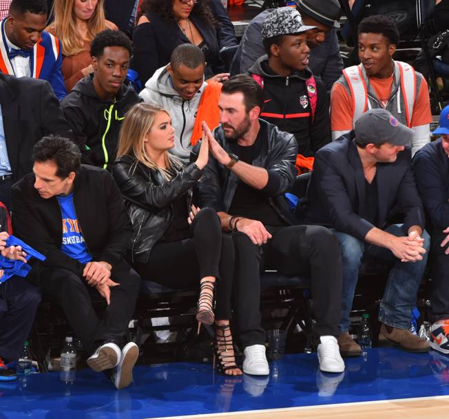 La modella Kate Upton e e il giocatore di Baseball Justin Verlander tra gli spettatori della partita tra i New York Knicks e gli Atlanta Hawks. (Getty Images)